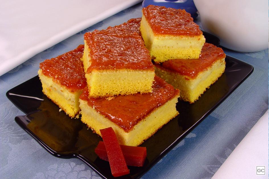 imagem de Broa  de Fubá -  com Calda de Goiabada - fatiado - bandeja